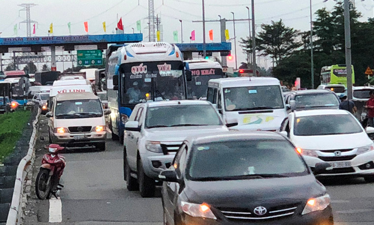 Trước đó từ chiều cùng ngày, nhiều xe khách chở người dân ở các tỉnh miền Tây sau 4 ngày nghỉ lễ Tết dương lịch trở lại Sài Gòn...