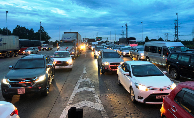 Theo một số nhân viên trạm thu phí thì do từ 0h ngày 1/1/2019, Tổng cục Đường bộ Việt Nam (Bộ Giao thông vận tải) đã tạm dừng thu phí trên tuyến đường cao tốc TP HCM - Trung Lương.