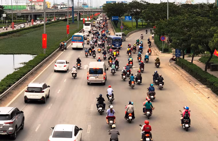 QL1 không xảy ra tình trạng ùn tắc vì ít xe khách, xe tải...và có lực lượng CSGT chủ động phân luồng, điều tiết.