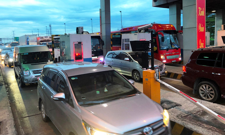 Thời điểm này, lượng ôtô, container, xe tải… từ các tỉnh miền Tây cũng chọn hướng lưu thông qua cao tốc TP HCM – Trung Lương nên đã xảy ra ùn tắc vô cùng nghiêm trọng ngay, kéo dài đến đường dẫn hướng ra QL1, đại lộ Nguyễn Văn Linh và đường Võ Trần Chí (thuộc thị trấn Tân Túc, huyện Bình Chánh, TP HCM).