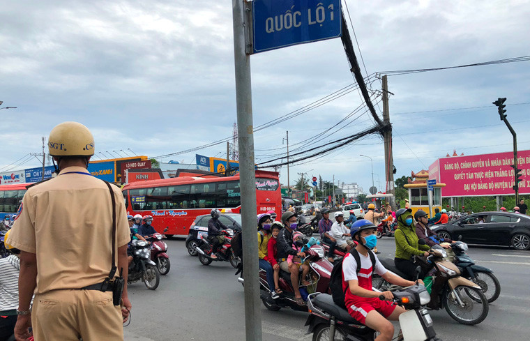 Trong khi đó trên tuyến QL1A, đoạn giáp giữa địa bàn tỉnh Long An và TP HCM, dù xe máy từ các tỉnh miền Tây đổ về nhiều nhưng nhờ lực lượng CSGT Trạm Tân Túc (phòng CSGT đường bộ - đường sắt, Công an TP HCM) chủ động tăng cường lực lượng đến các giao lộ để điều tiết, phân luồng giao thông...