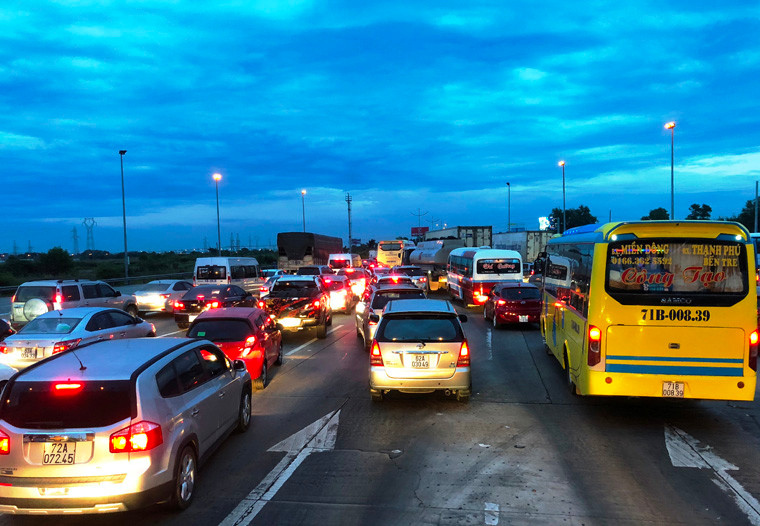 Vì vậy nên lượng phương tiện nói trên đã tránh tuyến QL1, lưu thông qua cao tốc nên lượng xe cộ tăng đột biến gấp nhiều lần ngày thường.