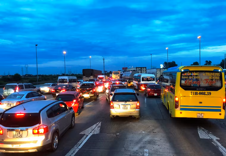 Vì vậy nên lượng phương tiện nói trên đã tránh tuyến QL1, lưu thông qua cao tốc nên lượng xe cộ tăng đột biến gấp nhiều lần ngày thường.