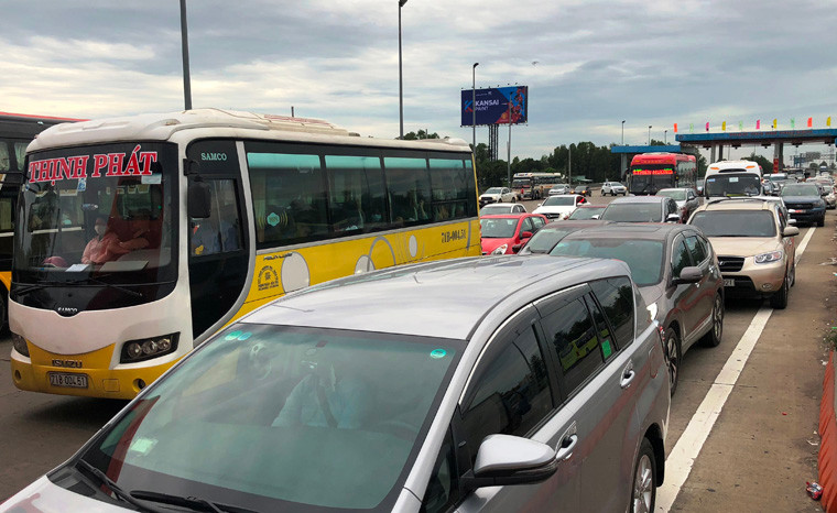 Trước đó, từ 0h ngày 1/1/2019, Tổng cục Đường bộ Việt Nam (Bộ Giao thông vận tải) đã tạm dừng thu phí trên đường cao tốc TP HCM - Trung Lương. Được biết, nguyên nhân tạm dừng trạm thu phí vì hết thời hạn giai đoạn 1. Trạm sẽ được tạm dừng thu một thời gian để nâng cấp, sửa chữa. Tổng cục Đường bộ Việt Nam sẽ có báo cáo Bộ Giao thông Vận tải trước khi cho thu phí trở lại.