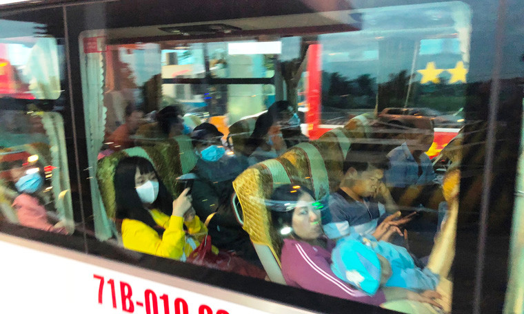 Nhiều hành khách trên các chuyến xe khách trở lại TP HCM sau kỳ nghỉ lễ tỏ ra vô cùng mệt mỏi, rã rời vì thảm cảnh ùn tắc trên đường dẫn cao tốc TP HCM - Trung Lương.