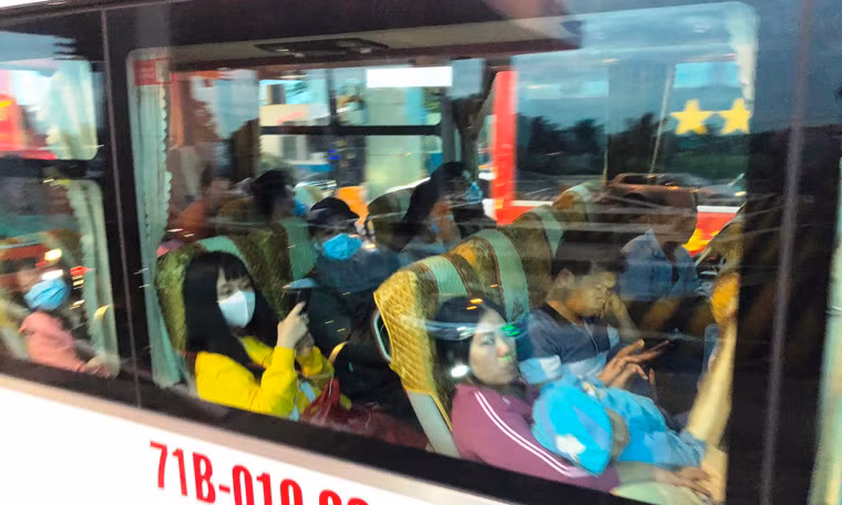 Nhiều hành khách trên các chuyến xe khách trở lại TP HCM sau kỳ nghỉ lễ tỏ ra vô cùng mệt mỏi, rã rời vì thảm cảnh ùn tắc trên đường dẫn cao tốc TP HCM - Trung Lương.