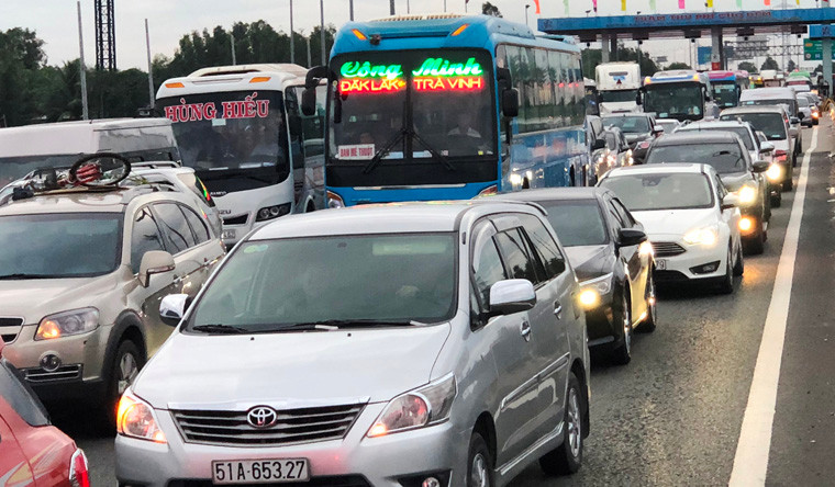 Suốt từ chiều đến tối ngày 1/1/2019, hàng vạn ôtô, xe khách, xe tải, container…vẫn xếp hàng dài trên cao tốc TPHCM – Trung Lương nhích từng chút qua trạm thu phí Chợ Đệm (thị trấn Tân Túc, huyện Bình Chánh, TP HCM) để ra đường dẫn về TP HCM.