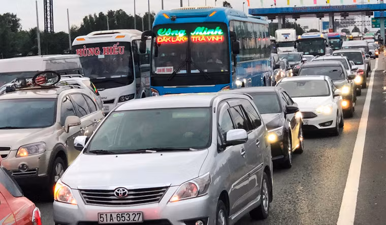 Suốt từ chiều đến tối ngày 1/1/2019, hàng vạn ôtô, xe khách, xe tải, container…vẫn xếp hàng dài trên cao tốc TPHCM – Trung Lương nhích từng chút qua trạm thu phí Chợ Đệm (thị trấn Tân Túc, huyện Bình Chánh, TP HCM) để ra đường dẫn về TP HCM.