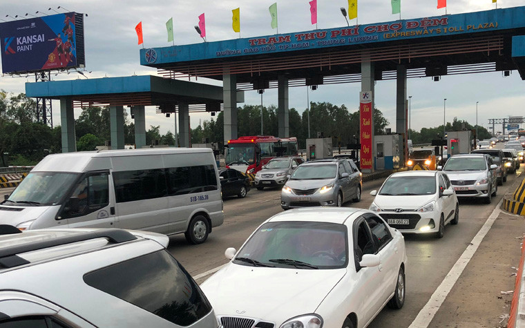 Đến chiều ngày nghỉ lễ cuối cùng dịp Tết dương lịch 2019, đúng vào thời điểm đường cao tốc TP HCM – Trung Lương tạm dừng thu phí, tấp nập ôtô, xe khách, xe tải…từ các tỉnh miền Tây đổ về Sài Gòn khiến khu vực đường dẫn vào TP HCM bị ùn tắc nghiêm trọng.
