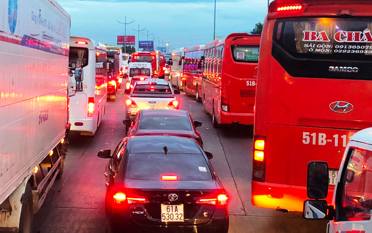 Cảnh ùn tắc nghiêm trọng tại khu vực trạm thu phí Chợ Đệm ra đến đường dẫn về các quận, huyện TP HCM.