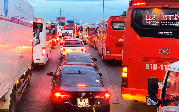 Cảnh ùn tắc nghiêm trọng tại khu vực trạm thu phí Chợ Đệm ra đến đường dẫn về các quận, huyện TP HCM.