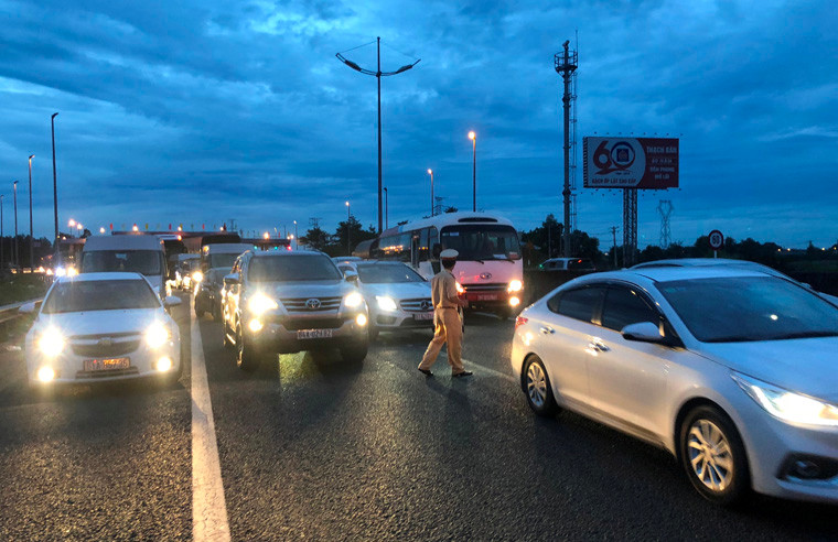 Lực lượng CSGT Đội Phú Lâm (phòng CSGT đường bộ - đường sắt, Công an TPHCM) đã bố trí nhiều CSGT đến để điều tiết, tuy nhiên do càng về tối lượng xe càng nhiều nên giao thông tại khu vực này vẫn diễn biến phức tạp. 