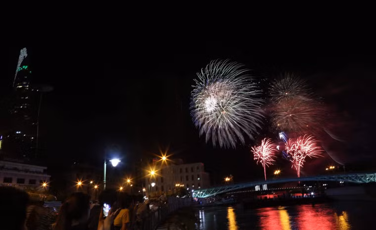 Đúng 0h ngày 1/1/2019, bầu trời TP HCM rực sáng, lung linh với đêm pháo hoa đầy màu sắc trên sông.