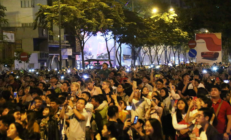 Biển người thưởng thức đêm pháo hoa rực rỡ ở TP HCM.