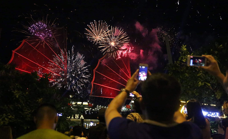 Thời khắc này, nhiều bạn trẻ đã thể hiện tình cảm qua những nụ hôn ngọt ngào, cùng những lời chúc mừng năm mới tốt đẹp... 