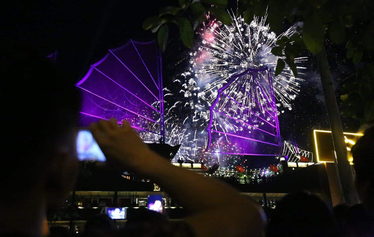 Từng chùm pháo hoa lung linh, đủ màu sắc sáng rực trời trong tiếng trầm trồ của biển người.