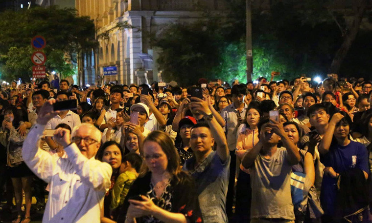 Tại khu vực đầu đường hầm vượt sông Sài Gòn, đúng 0h, loạt tiếng nổ dòn tan, rền vang một góc trời. Nhiều người đã dùng điện thoại để quay clip, chụp ảnh ghi lại thời khắc chuyển giao năm mới để làm kỷ niệm.