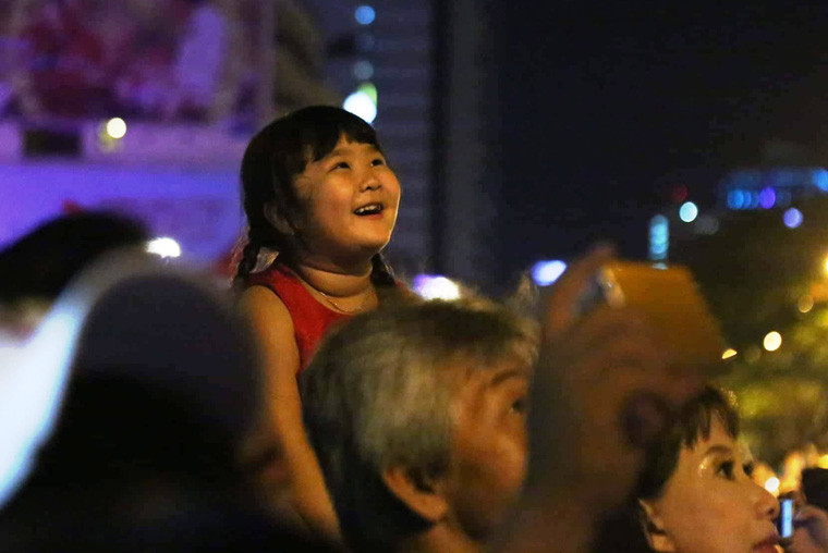 “Con ước đất nước mình luôn sống trong hòa bình, chúng con được hàng ngày đến trường trong hạnh phúc, yêu thương của cha mẹ, thầy cô và các bạn. Đêm pháo hoa ở TP HCM sẽ hóa những điều ước của con thành sự thật”…một bé gái 5 tuổi cùng người thân xem pháo hoa trên bến Bạch Đằng đã bày tỏ điều ước muốn thiêng liêng của mình.