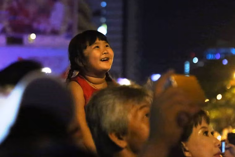 “Con ước đất nước mình luôn sống trong hòa bình, chúng con được hàng ngày đến trường trong hạnh phúc, yêu thương của cha mẹ, thầy cô và các bạn. Đêm pháo hoa ở TP HCM sẽ hóa những điều ước của con thành sự thật”…một bé gái 5 tuổi cùng người thân xem pháo hoa trên bến Bạch Đằng đã bày tỏ điều ước muốn thiêng liêng của mình.