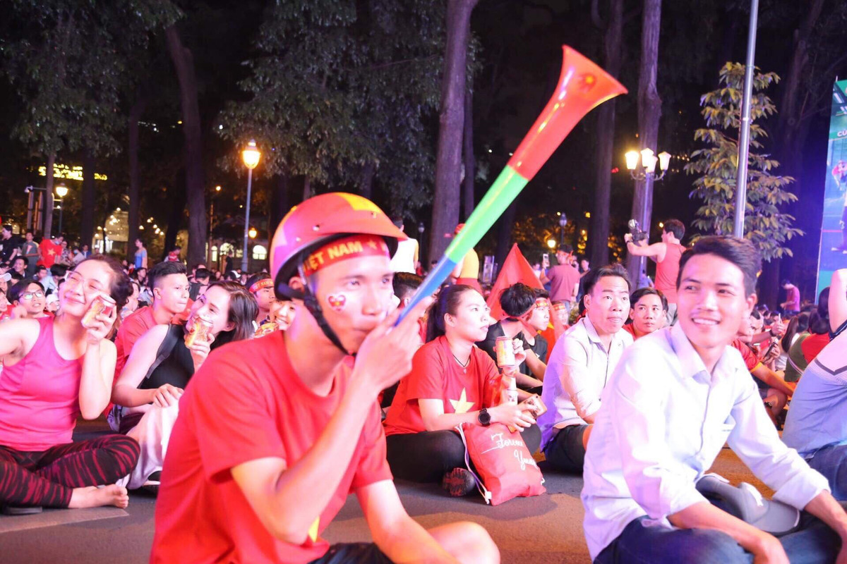 Ngay khi trọng tài thổi còi khai cuộc, không khí trên đường Lê Duẩn như vỡ tung trong tiếng reo hò vang dội của hàng vạn cổ động viên.