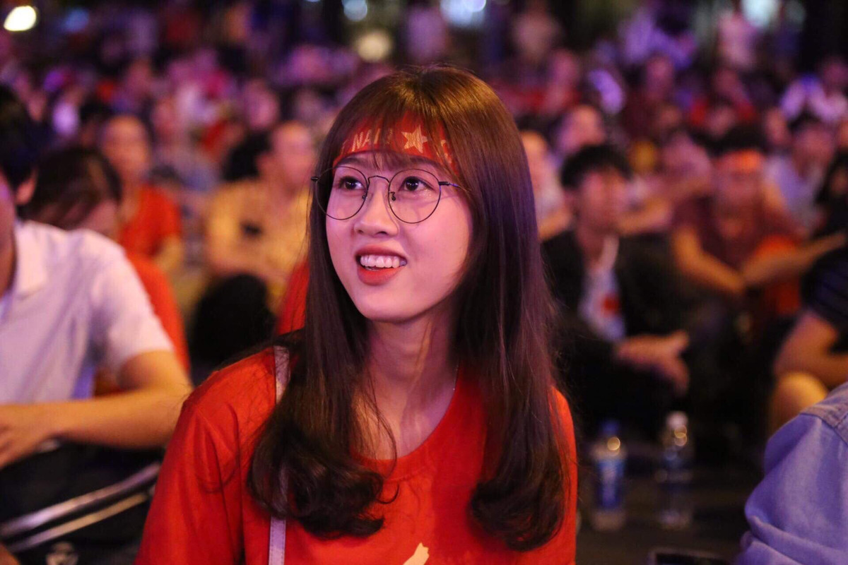 “Cám ơn những chàng trai vàng của bóng đá Việt Nam, các bạn thật sự là những người con ưu tú của Tổ quốc khi liên tục đẹp niềm vui, không khí như ngày hội cho đất nước suốt thời gian qua”, một CĐV phấn khích bày tỏ.