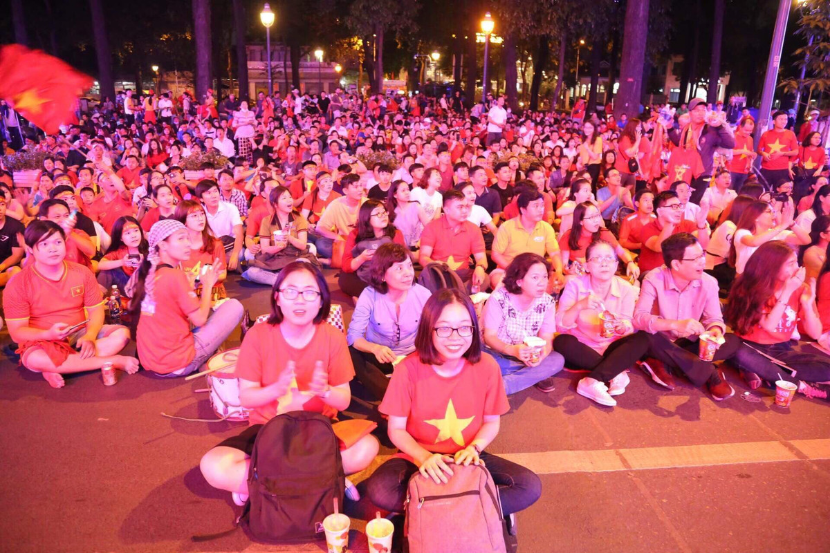 Từ trước giờ bóng lăn hơn 40 phút, cả khu vực tuyến đường Lê Duẩn (trước Hội trường Thống Nhất) nơi được trang bị 5 màn hình Led để phục vụ trận tứ kết Asian Cup 2018 giữa đội tuyển Việt Nam – Nhật Bản đã kín đặc người.