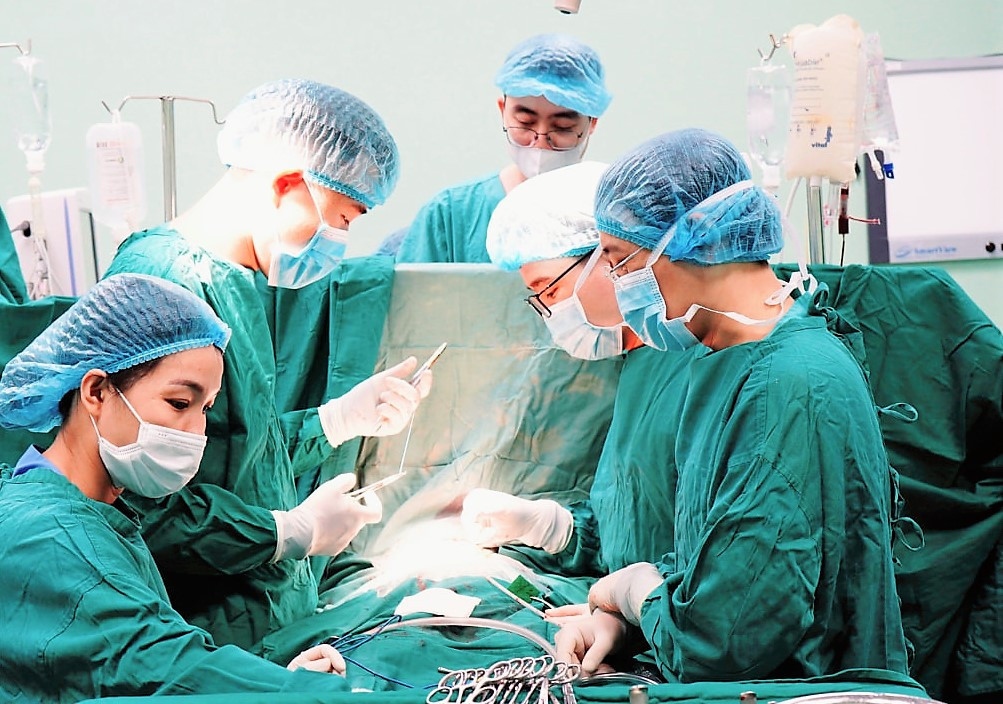 Be 4 tuoi vo tim va loat ca benh duoc cuu song ngoan muc