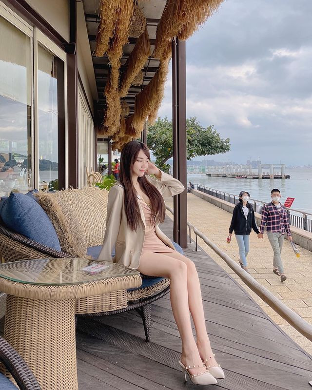 Khác với gu ăn vận kín đáo khi đi làm, ngoài đời, Elle Li có phong cách gợi cảm, phóng khoáng. Ở ngoài đời, Elle gây ấn tượng bởi nhan sắc ngọt ngào cùng gu mặc tôn hình thể nóng bỏng. Cô được mệnh danh là "nữ y tá xinh đẹp nhất Đài Loan", "nữ thần y khoa Đài Loan".