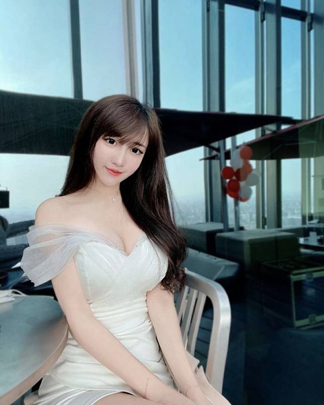 Elle Li sở hữu trang cá nhân thu hút gần 400 nghìn lượt follow. Ngoài ra, Elle còn là người mẫu ảnh, KOL được nhiều nhãn hàng mời làm gương mặt đại diện, chụp hình quảng cáo. Trên instagram, cô cũng thường xuyên chia sẻ bí quyết ăn uống lành mạnh, có lợi cho sức khỏe, nhận được sự hưởng ứng nhiệt tình của cư dân mạng.