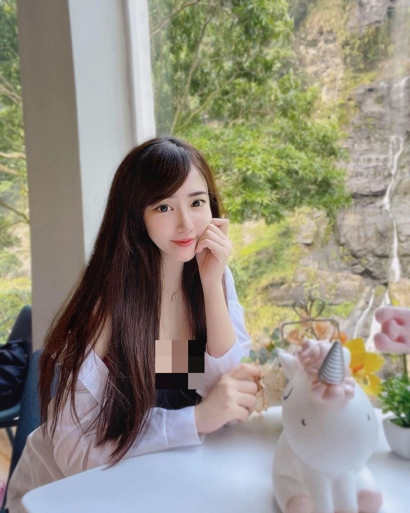 Ngoài ra, cô còn yêu thích các mẫu áo tôn vòng 1 như áo 2 dây, váy trễ vai,... Để tiết chế độ hở hợp lý, Elle chọn cách mix thêm áo sơ mi hoặc blazer ở bên ngoài.