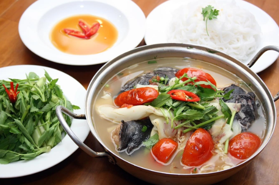 6. Lẩu cá lăng: Lẩu cá lăng là món ngon bổ dưỡng, đặc sản của Đắk Lắk nói riêng và Tây Nguyên nói chung, có tác dụng giải nhiệt, đặc biệt trong mùa hè. Nguyên liệu chính làm món lẩu này là những con cá lăng thật khỏe, tươi, chắc thịt, ít xương và ngọt nước. Việc chế biến cá lăng cực kì tỉ mỉ, đòi hỏi tài nghệ và sự điêu luyện của người nấu. Ảnh: Mia.