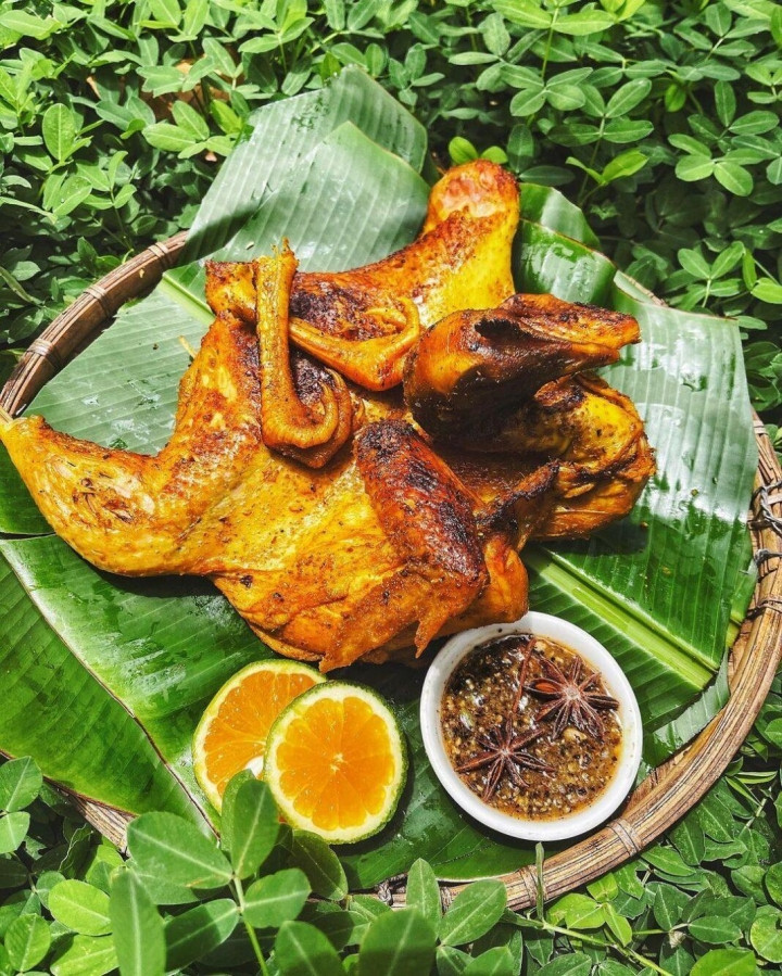 Sau khi làm sạch, gà được tẩm ướp gia vị rồi đem nướng trên than củi. Gà nướng được chấm cùng muối ớt hoặc muối sả, thực sự là món ngon nhất định phải thử khi đến vùng đất này. Ảnh: @jena_lovestocook.