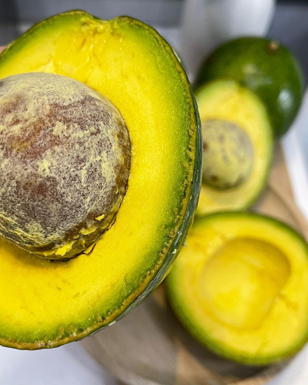 4. Bơ sáp: Một trong số những món đặc sản truyền thống Đắk Lắk không thể bỏ qua chính là bơ sáp. Bơ sáp ở Đắk Lắk đặc biệt hơn ở vùng đất khác là bởi dẻo quánh, đặc ruột, ít sượng, không bị sơ, ít đắng và cầm nặng tay hơn các loại bơ khác, bơ có vị béo thơm đặc trưng mà không loại bơ nào sánh được. Ảnh minh họa: @haii_nhii96.