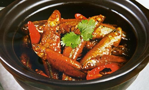 Cá bống được làm sạch ướp cùng chút muối sau đó đem chiên cho thật vàng. Cuối cùng, thêm vào các nguyên liệu và gia vị gồm: Riềng, hành tiêu, ớt, đường và bột ngọt cho ra món ăn thơm lừng đậm hương vị truyền thống của đồng bào dân tộc Đắk Lắk. Ảnh: Yêu Nội Trợ.