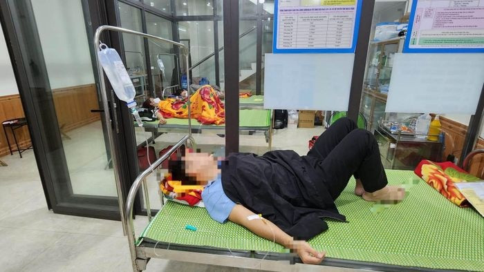 48 nguoi ngo doc thuc pham sau tiec cuoi: Diem ten 