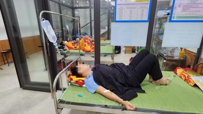 48 nguoi ngo doc thuc pham sau tiec cuoi: Diem ten 