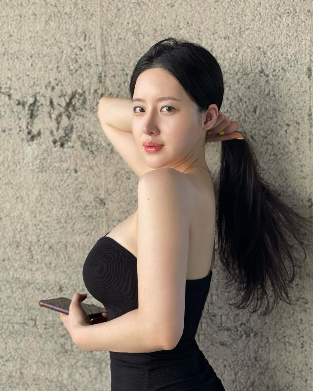 Solbi chuộng những dáng váy ống ôm có màu đen, trắng tôn lên đường cong nóng bỏng và làn da trắng mịn.