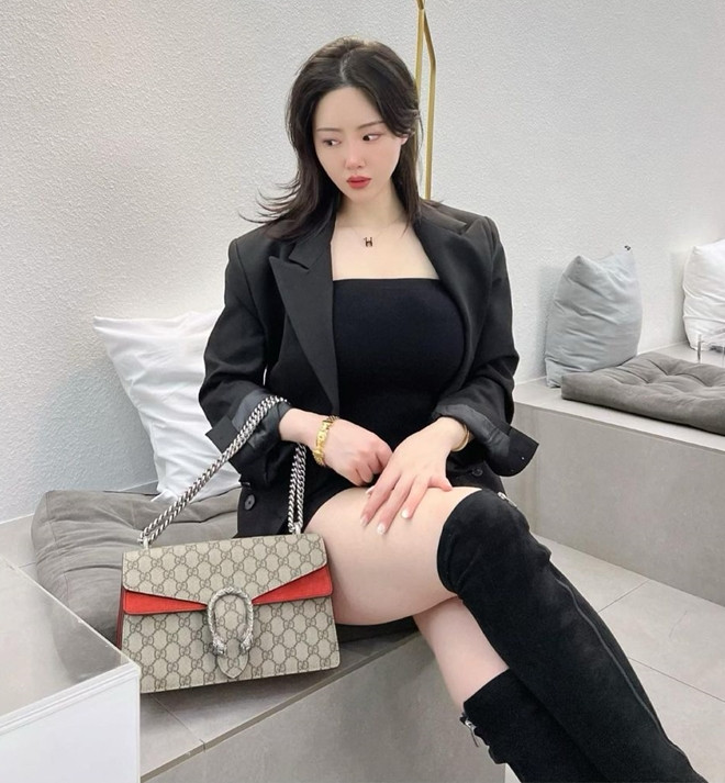 Cùng xem thêm một số lựa chọn thời trang đời thường của Solbi. Solbi là minh chứng cho dáng người tròn đầy, đùi to nhưng rất gợi cảm, quyến rũ. Khi cô diện những chiếc váy ngắn, quần ngắn đặc điểm cơ thể này lại cực kỳ thu hút.