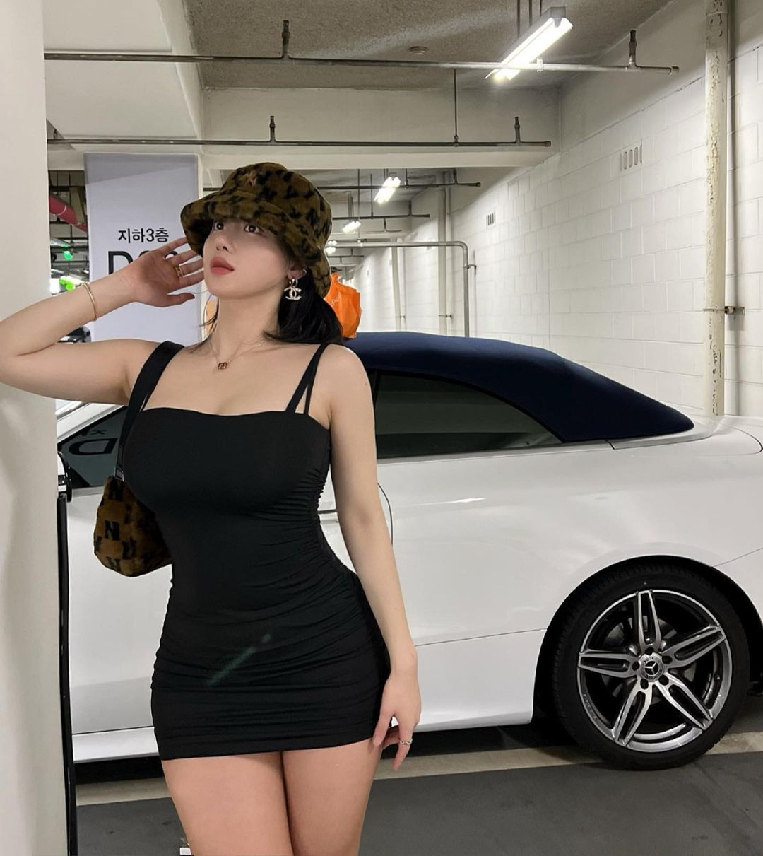 Những kiểu váy hai dây ngắn, bó sát body được Solbi diện đi cà phê, dạo phố cùng bạn bè. Với kiểu trang phục này, người đẹp khéo léo chọn nội y, tiết chế khi đi, cúi người để tránh sự cố nhạy cảm.