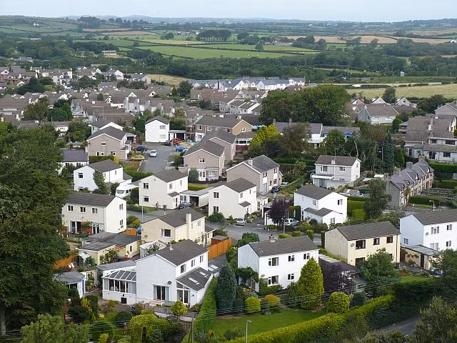 Tên gọi của thị trấn này được dịch ra là Nhà thờ Thánh Mary nằm trong hốc cây phỉ trắng, gần dòng nước xoáy nhanh và Nhà thờ Thánh Tysilio ở gần hang động đỏ. Đây đều là những điểm tham quan nổi tiếng trong thị trấn Llanfairpwllgwyngyllgogerychwyrndrobwllllantysiliogogogoch.