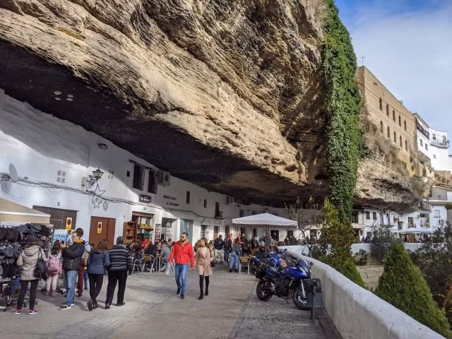Điều độc đáo ở thị trấn Setenil de las Bodegas là nhiều nhà hàng, văn phòng làm việc, đường phố, nhà cửa của người dân... đều được xây dựng bên dưới những tảng đá nhô ra từ vách đá tự nhiên bị bào mòn bởi dòng sông Rio Trejo. Khi nhìn những công trình này, nhiều người cảm thấy chúng giống như sắp bị các tảng đá đè sập.