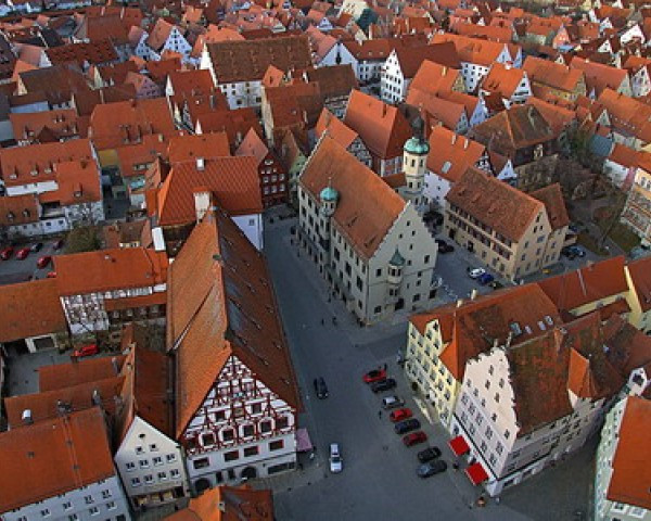 Nördlingen ở bang Bavaria, Đức còn được mệnh danh là "thị trấn kim cương". Nguyên do là vì các công trình ở đây như nhà cửa, văn phòng... được xây dựng từ 72.000 tấn bụi kim cương cũng như dát hàng triệu viên kim cương siêu nhỏ.