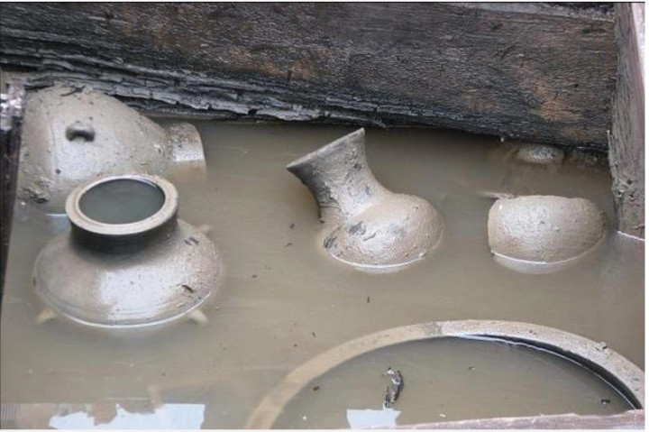 Một vài người dân quyết định xuống dưới bắt cá trê. Họ không thể ngờ được khi xuống dưới bắt cá thì tìm được cả một vài bức tượng bằng gốm.