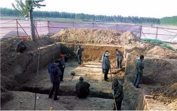 Vào năm 2013, người dân ở làng Đại Cừ thuộc thị trấn An Định, Bắc Kinh, Trung Quốc tiến hành nạo vét một con kênh khi nó bị khô cạn do phù sa chặn. Trong lúc nạo vét kênh, khơi thông dòng chảy, họ bất ngờ phát hiện kho báu khủng trong mộ cổ 2.000 tuổi.