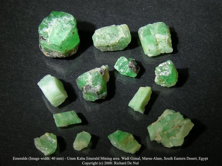 Loại đá quý peridot hình thành ở độ sâu hơn 150 km trong lớp phủ trên của Trái đất. Bị chôn vùi trong lớp phủ nóng rực và chịu áp suất cực hạn, peridotite từng là magma nhớt lạnh dần và cứng lại, sau đó bị đẩy lên mặt đất.