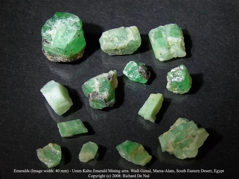 Loại đá quý peridot hình thành ở độ sâu hơn 150 km trong lớp phủ trên của Trái đất. Bị chôn vùi trong lớp phủ nóng rực và chịu áp suất cực hạn, peridotite từng là magma nhớt lạnh dần và cứng lại, sau đó bị đẩy lên mặt đất.