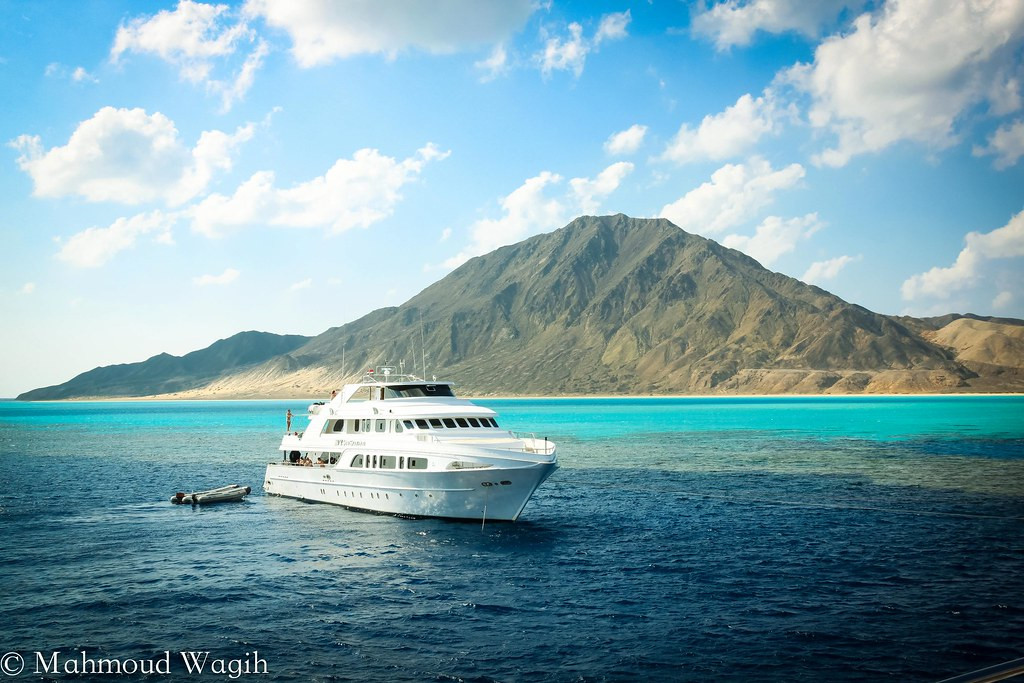 Các mảng kiến tạo va chạm dẫn tới một phần lớp phủ trồi lên lớp vỏ Trái đất. Theo đó, hòn đảo Zabargad chủ yếu cấu tạo từ peridotite nên việc khai thác đá quý diễn ra khá thuận lợi.