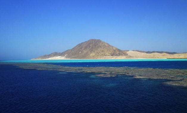 Không chỉ có diện tích khá khiêm tốn, đảo Zabargad có rất ít nước ngọt và gần như không có sự sống, ngoại trừ một số loài chim biển sinh sản và chim ó cá.