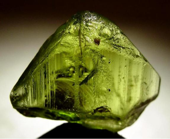 Bên trong lớp đá peridotite, khoáng chất olivine có thể hình thành loại đá quý màu xanh lá cây ánh vàng rực rỡ có tên peridot.