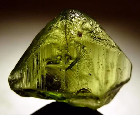 Bên trong lớp đá peridotite, khoáng chất olivine có thể hình thành loại đá quý màu xanh lá cây ánh vàng rực rỡ có tên peridot.